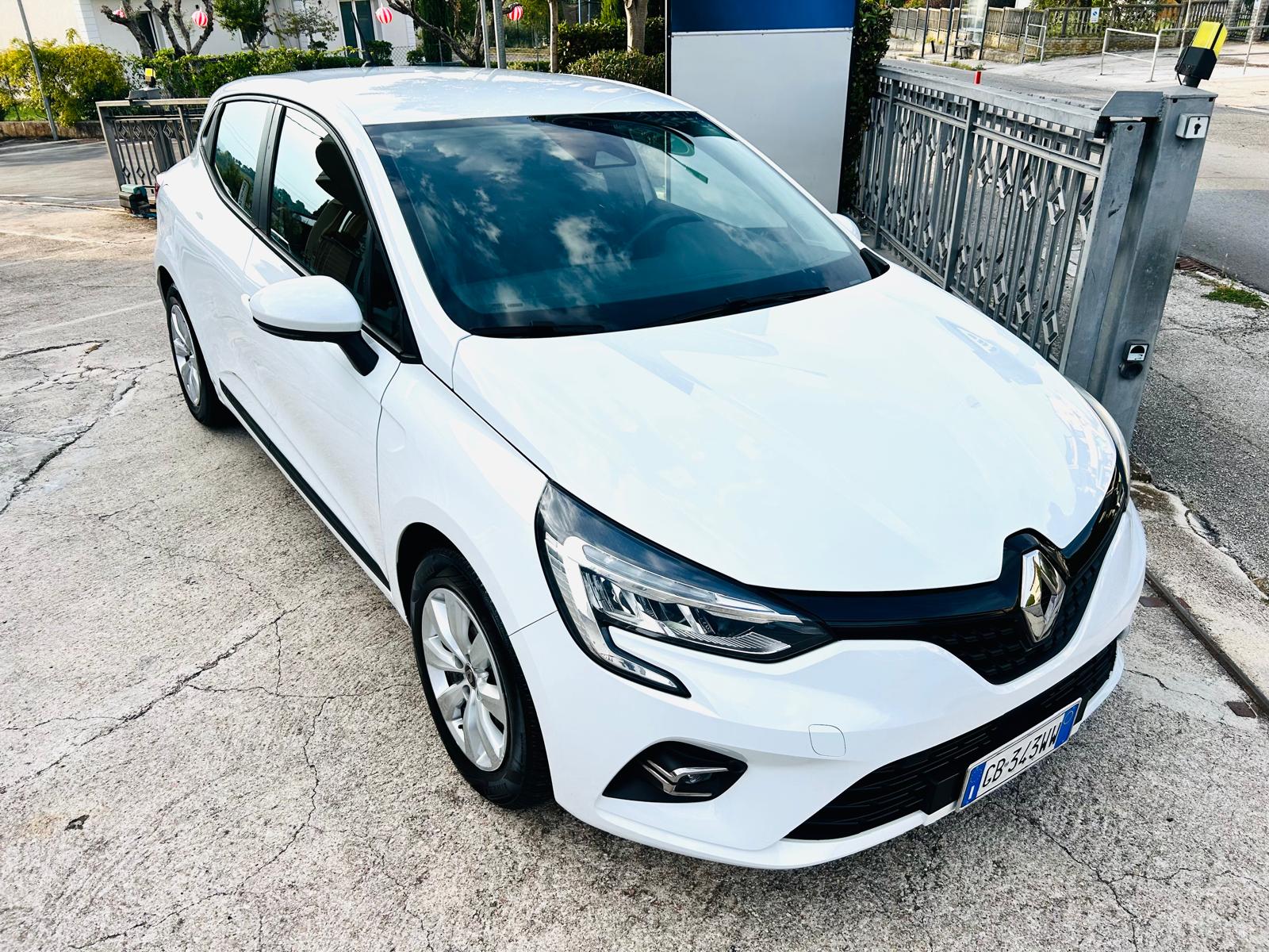 
								Renault Clio full									