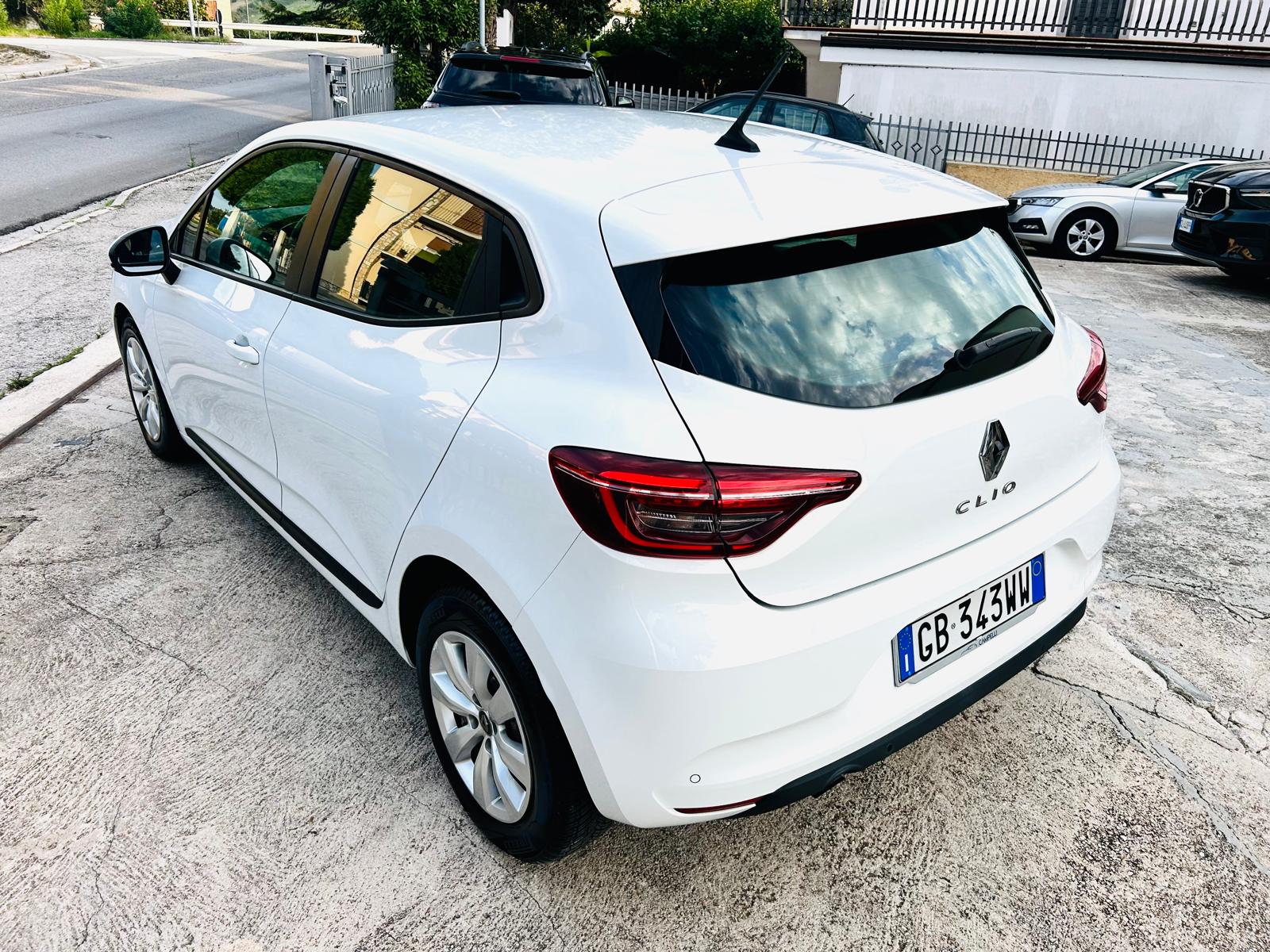 
								Renault Clio full									