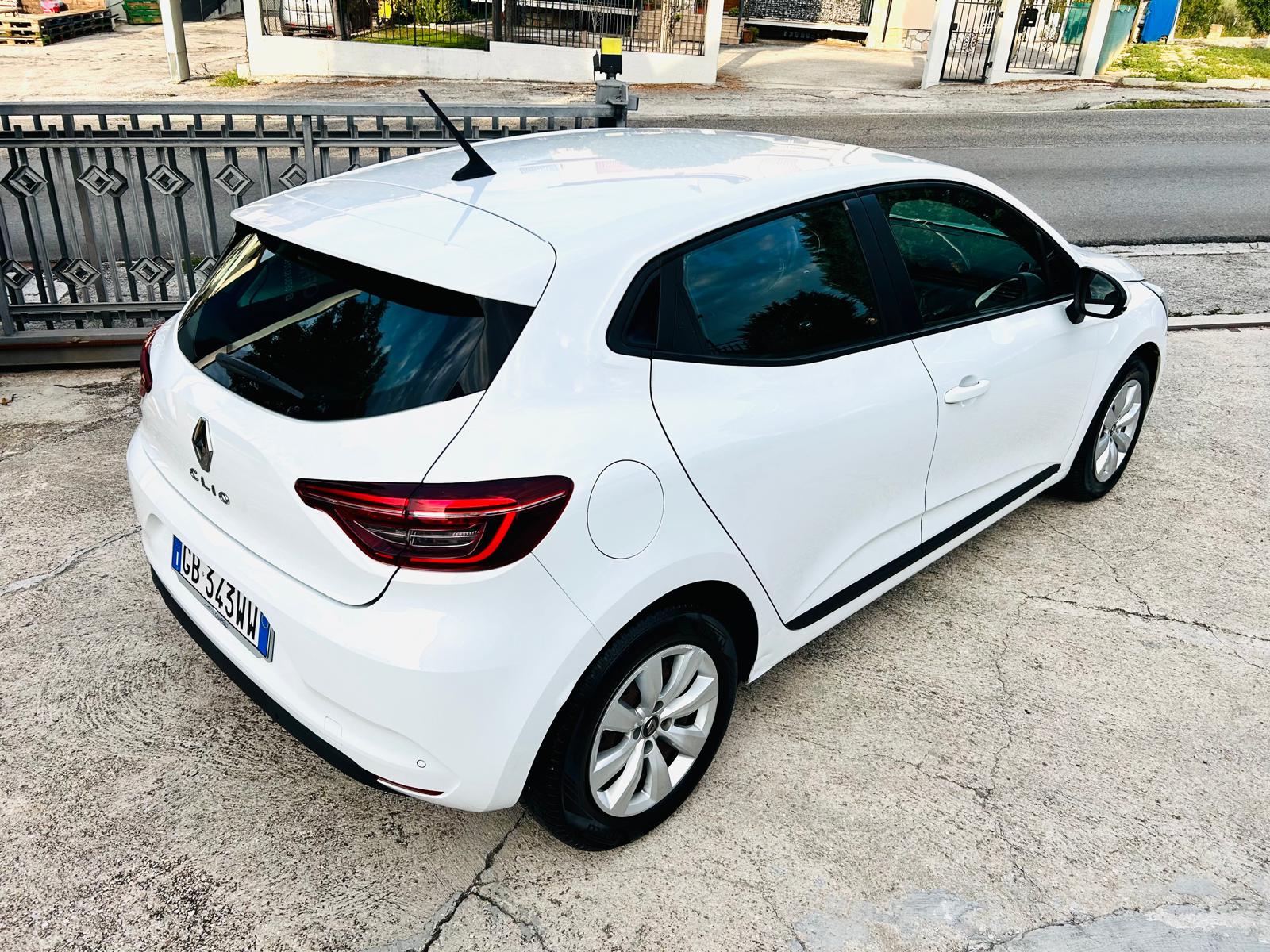 
								Renault Clio full									