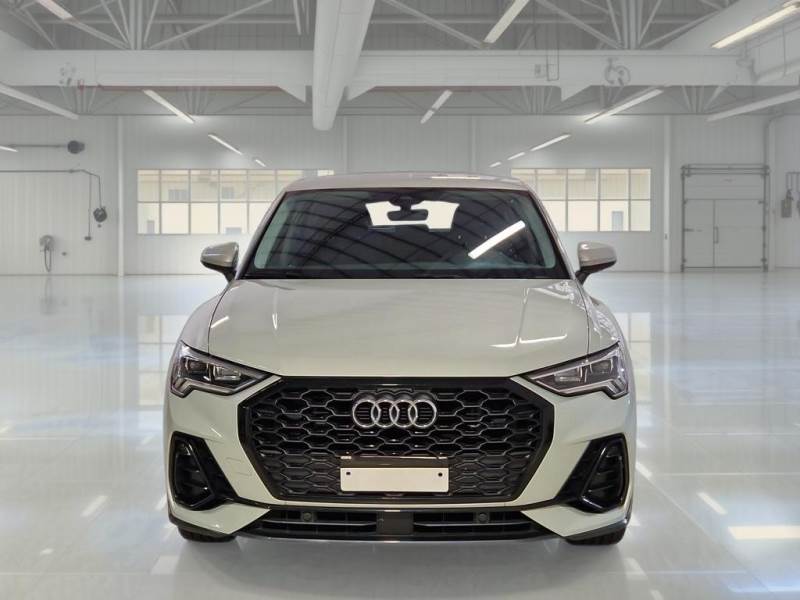 
								Audi Q3 Sportback full									