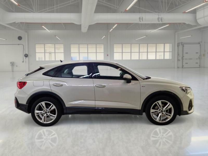 
								Audi Q3 Sportback full									